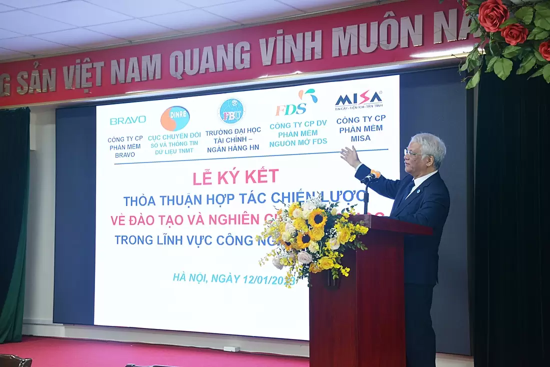 Viện trưởng viện CNTT phát biểu khai mạc lễ ký thỏa thuận hợp tác ngày 12/01/2023