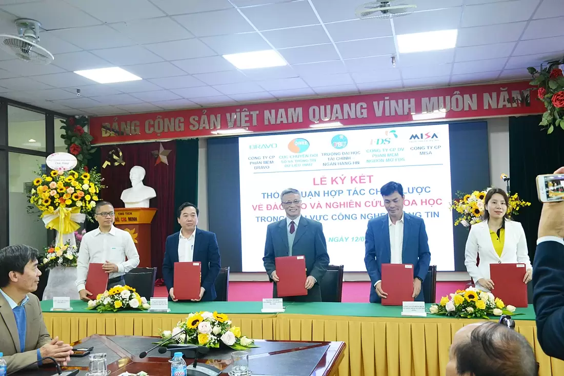 Buổi lễ ký kết thỏa thuận hợp tác với ĐH Tài chính - Ngân hàng ngày 12/01/2023