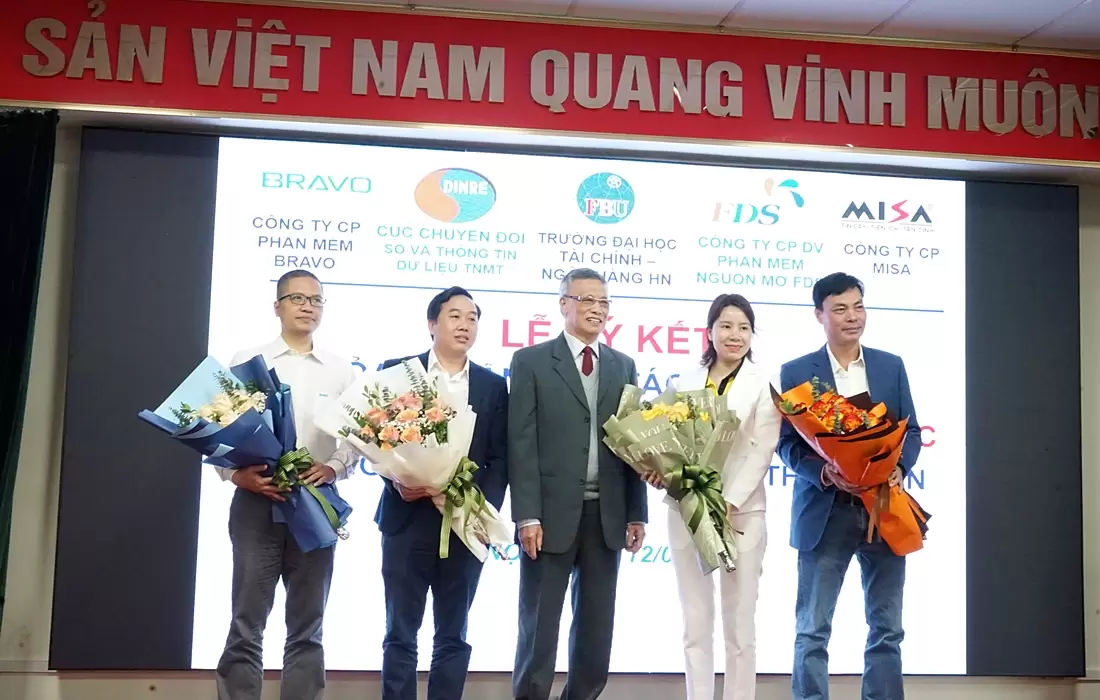 BLĐ ĐH Tài chính Ngân hàng trao tặng hoa tới doanh nghiệp ngày 12/01/2023