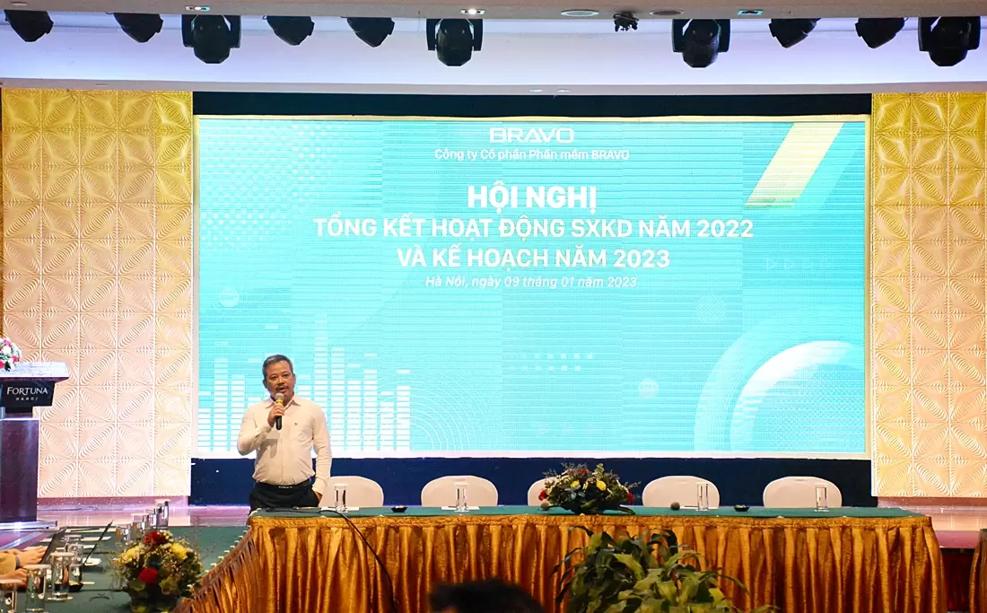 GĐ. Đào Mạnh Hùng phát biểu và trình bày tại Hội nghị tổng kết hoạt động SXKD 2022