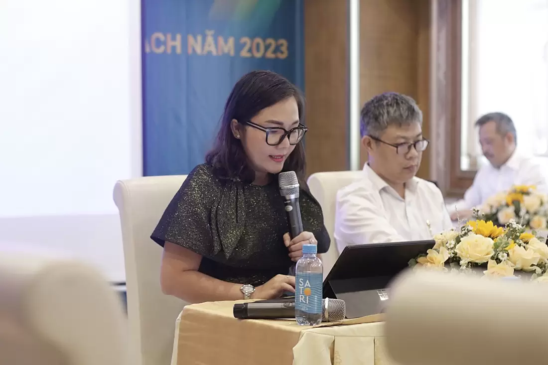 Cán bộ quản lý trình bày tổng kết hoạt động SXKD 2022 