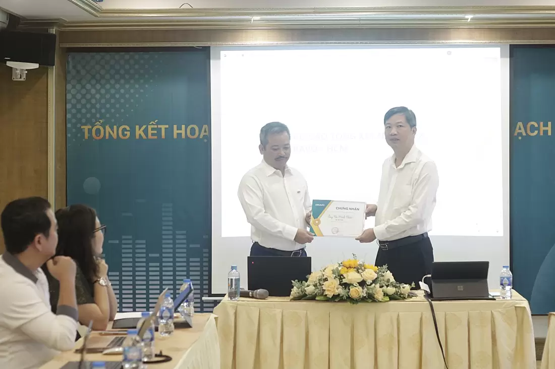 Trao bằng khen Quản lý giỏi 2022 cho ông Tôn Minh Thiên – GĐ. Chi nhánh BRAVO HCM
