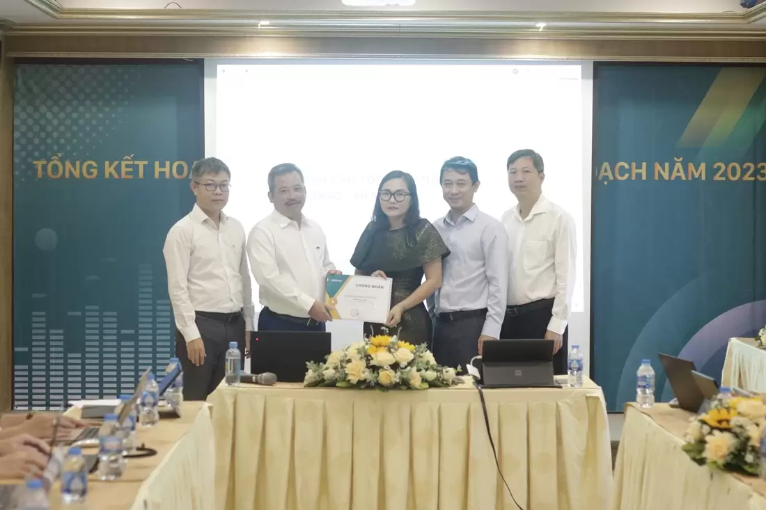 Trao bằng khen cho văn phòng BRAVO HCM đã hoàn thành xuất sắc kế hoạch SXKD năm 2022