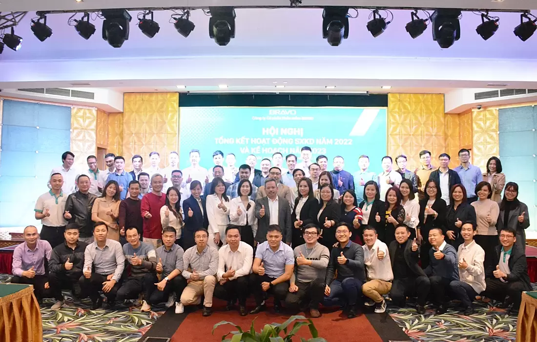 BGĐ cùng các thành viên cấp quản lý BRAVO HN trong cuộc họp Tổng kết năm 2022