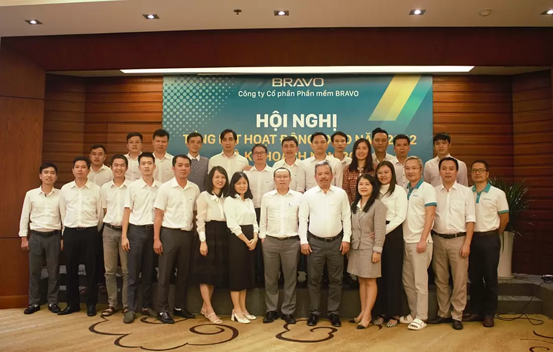 BGĐ cùng các thành viên cấp quản lý BRAVO ĐN trong cuộc họp Tổng kết năm 2022