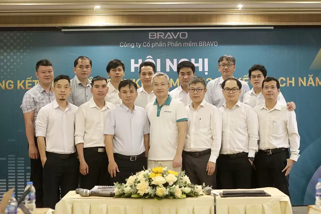 BGĐ cùng các thành viên cấp quản lý BRAVO HCM trong cuộc họp Tổng kết năm 2022