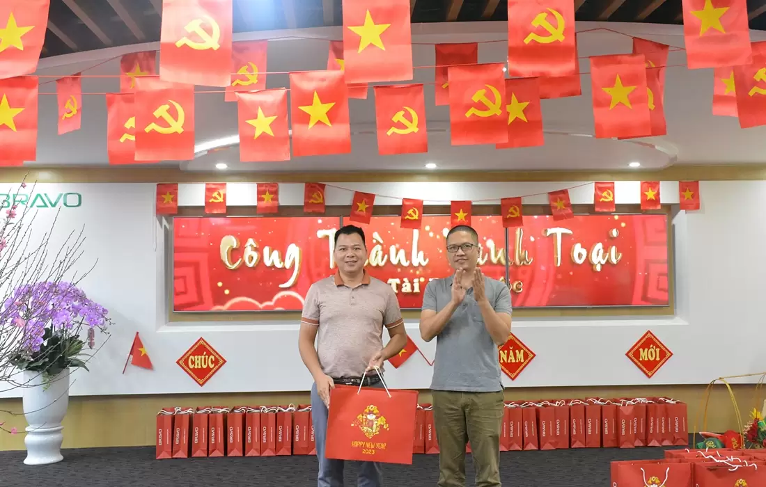 Trao quà Tết khối Kinh doanh dịp Xuân Quý Mão 2023