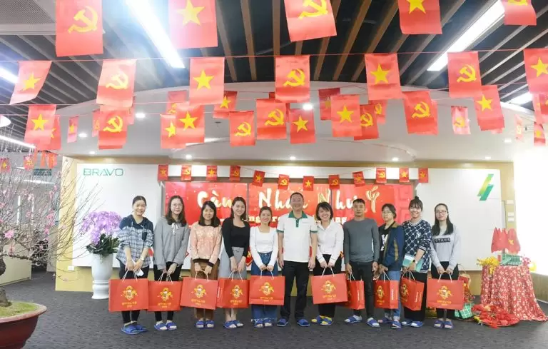 Trao quà Tết phòng QLTH dịp Xuân Quý Mão 2023