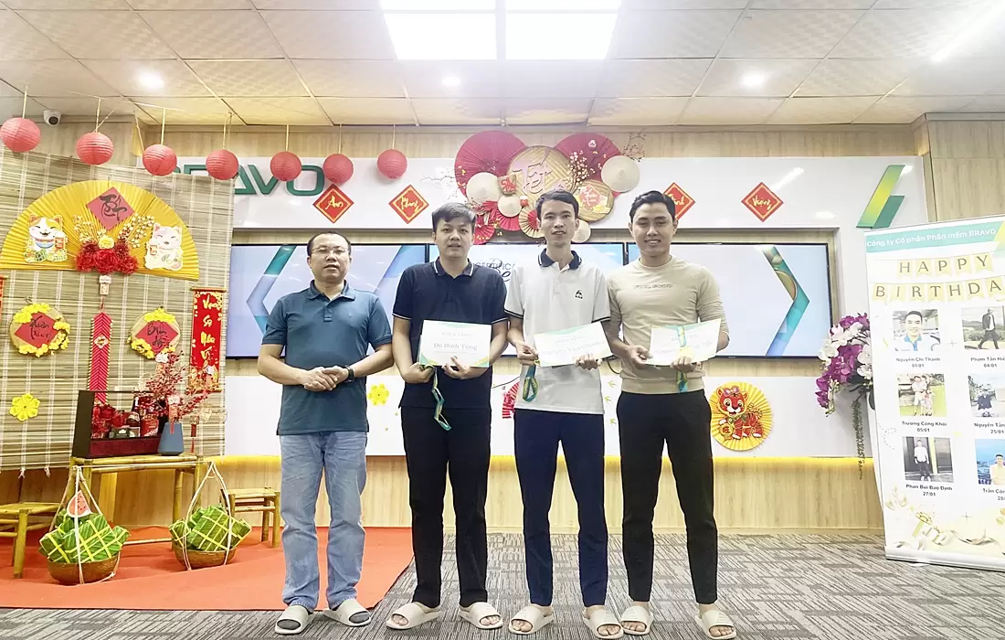 Trao cúp Nhân viên xuất sắc tháng 12/2022