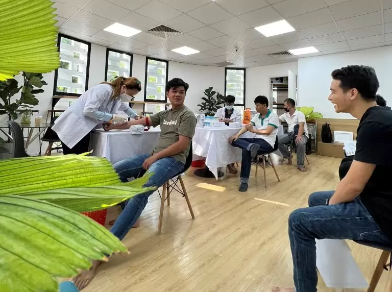 CBNV BRAVO HCM lấy máu xét nghiệm trong buổi khám đầu tiên tại văn phòng công ty