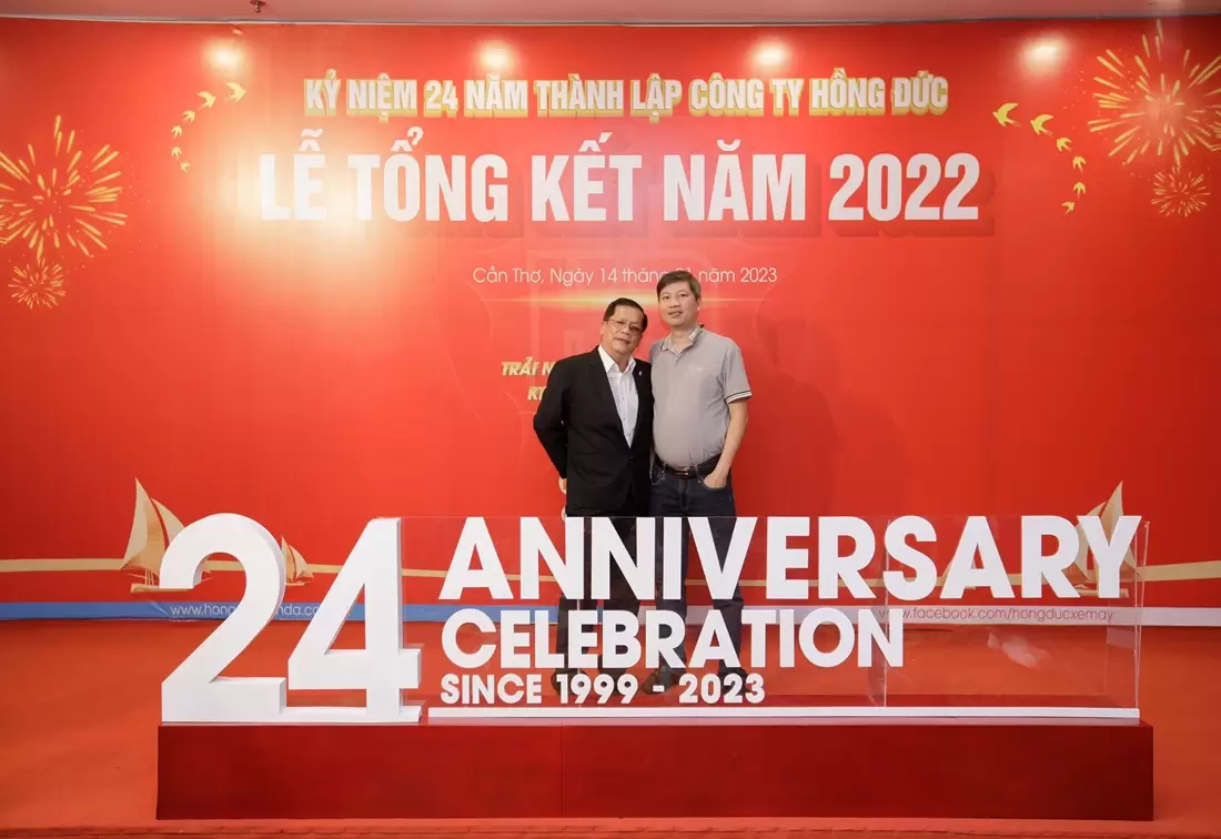 GĐ. BRAVO HCM chụp ảnh kỷ niệm cùng PGĐ Công ty Hồng Đức