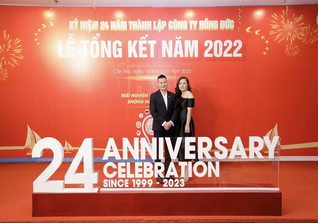 GĐ. Kinh doanh BRAVO HCM chụp ảnh kỷ niệm cùng GĐ. Công ty Hồng Đức 