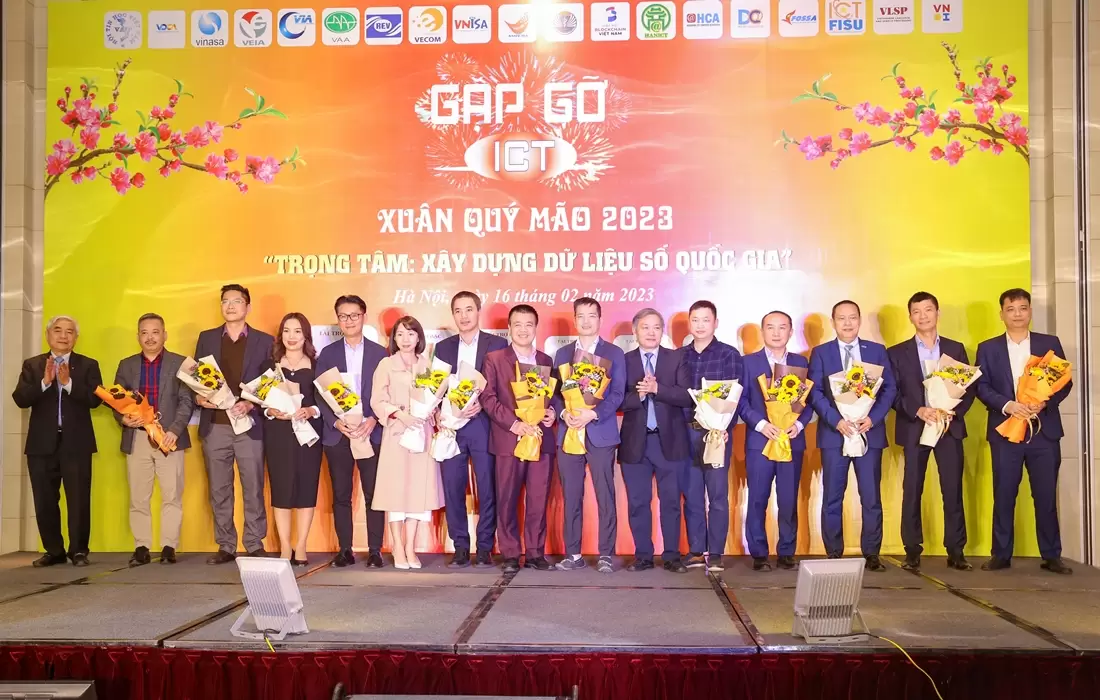 BRAVO nhận hoa kỷ niệm từ BTC "Gặp gỡ ICT 2023"