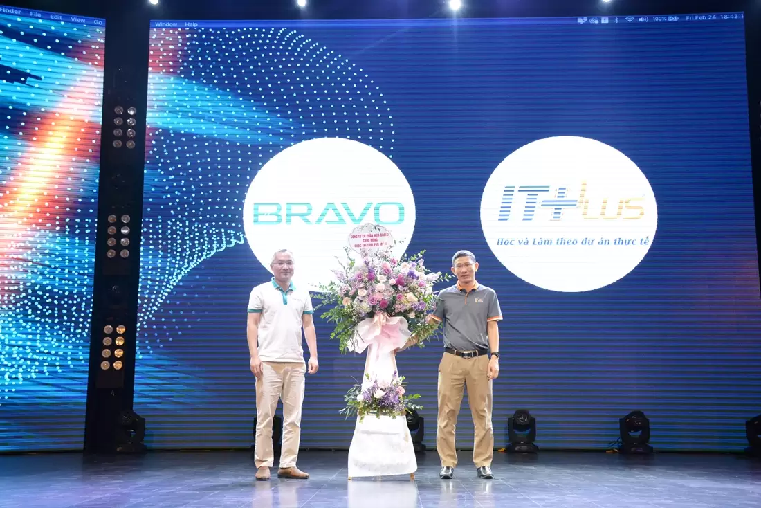 BRAVO tặng lẵng hoa kỷ niệm cho BTC cuộc thi TFI SPRING 2023