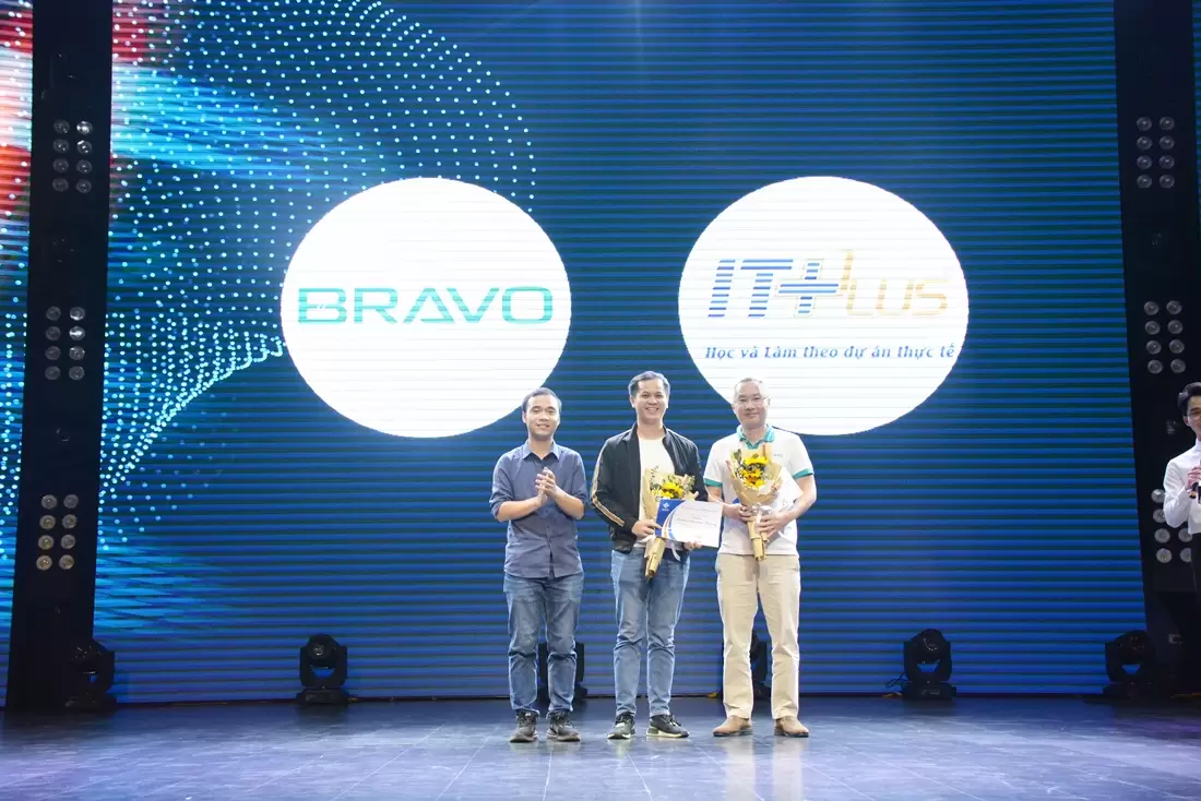 BRAVO nhận hoa kỷ niệm từ BTC TFI