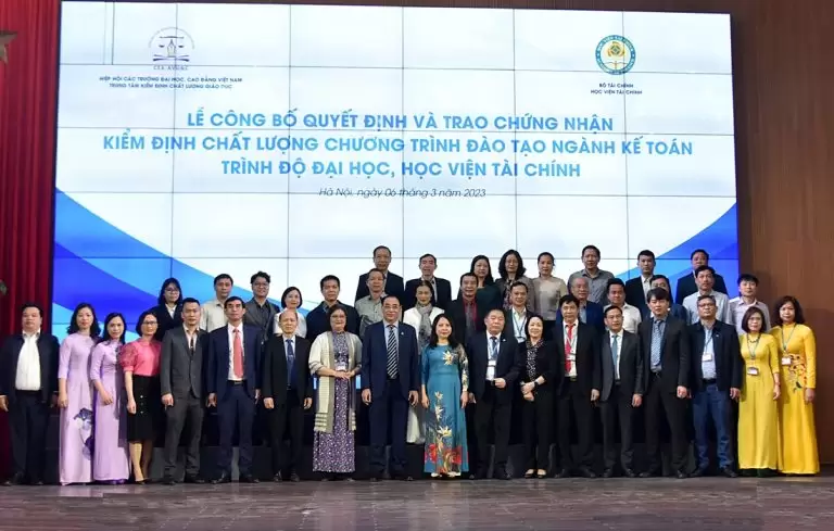 Đại biểu chụp ảnh lưu niệm sau buổi lễ trao chứng nhận chất lượng ngành Kế toán, HVTC