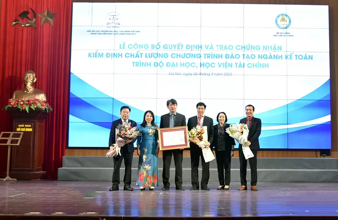Trao Giấy chứng nhận kiểm định chất lượng chương trình đào tạo Học viện Tài Chính