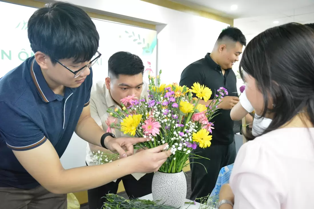 Phái mạnh BRAVO trổ tài cắm hoa chào mừng 8/3