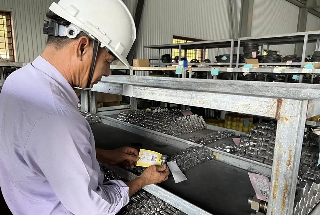 Cán bộ Nhiệt điện Quảng Ninh quản lý vật tư bằng phần mềm