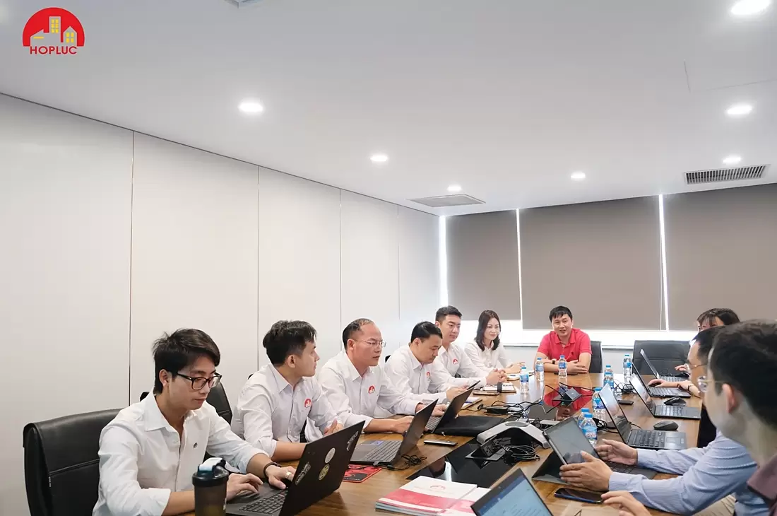 Ban dự án Hợp Lực trao đổi tại buổi kick-off phần mềm quản lý dự án 