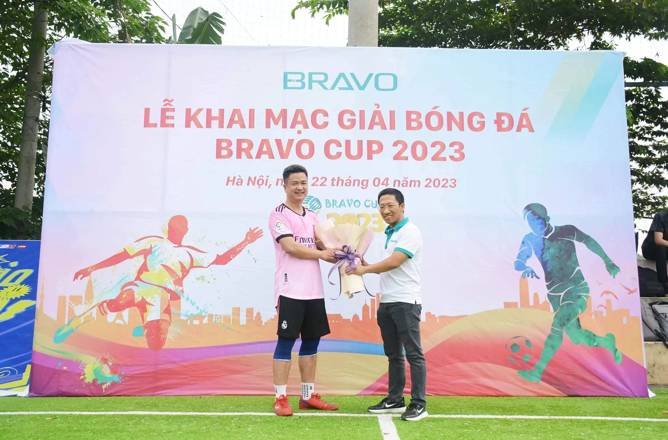 Công đoàn tặng hoa BTC giải BRAVO Cup HN 2023
