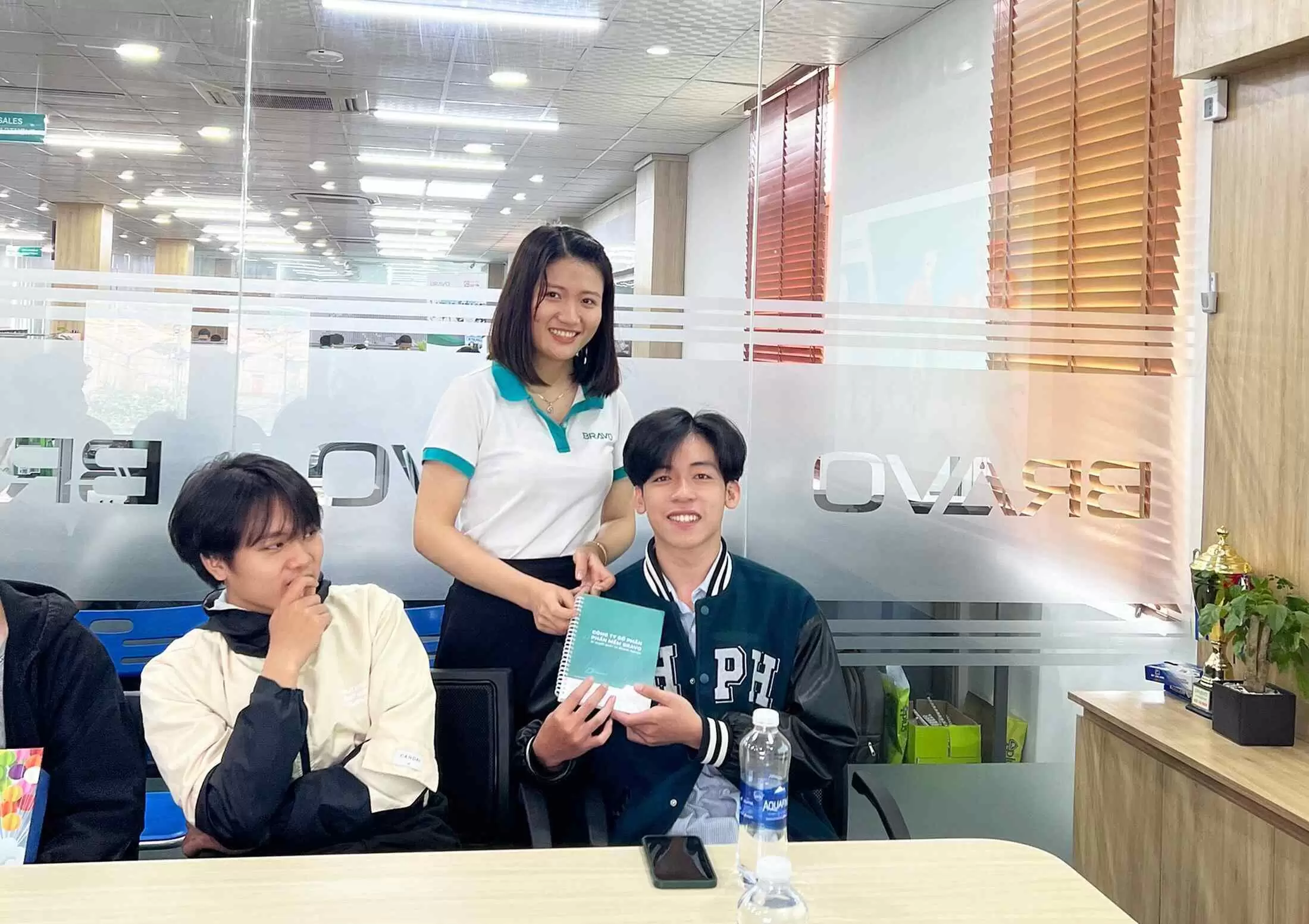 Tặng quà sinh viên trong ngày hội BRAVO Open Day