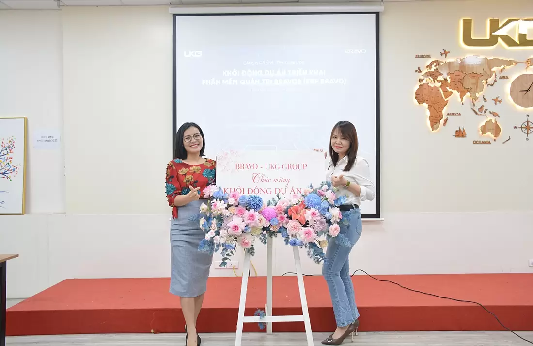 Tặng hoa kỷ niệm khởi động dự án triển khai BRAVO ERP tại UKG thành công
