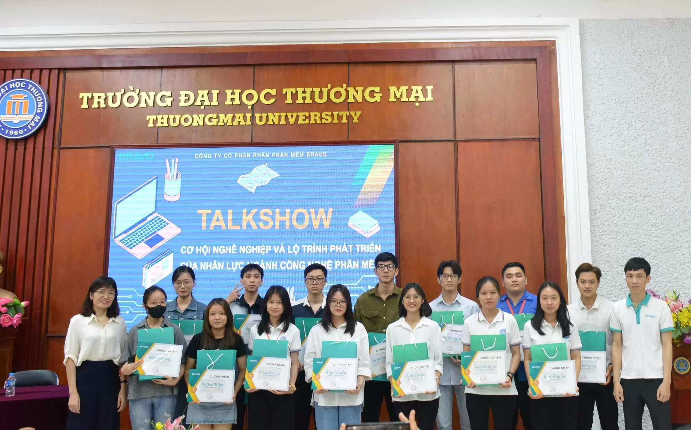 BRAVO trao học bổng cho sinh viên xuất sắc Khoa HTTTKT & TMĐT năm học 2023
