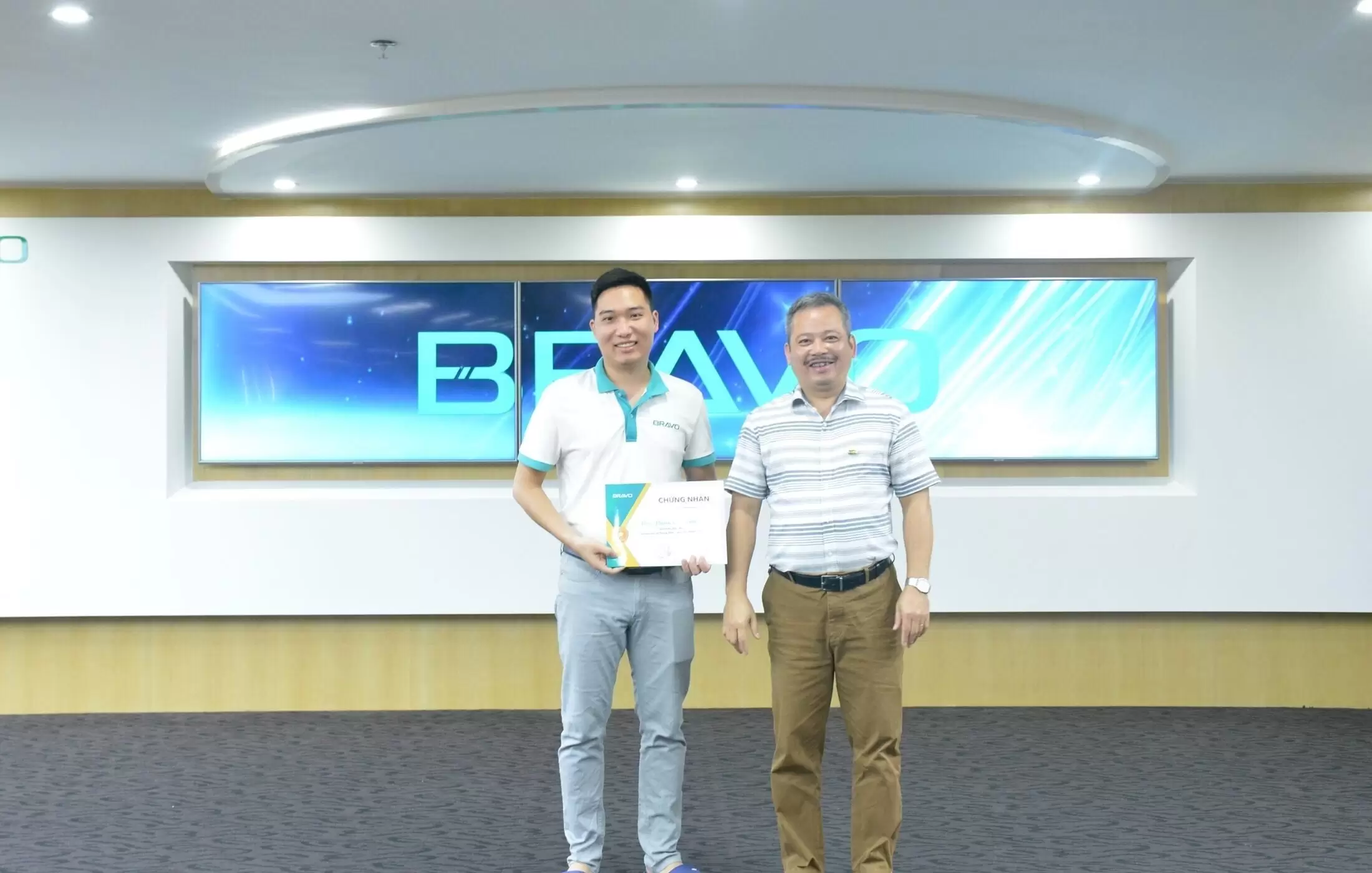 Thưởng nóng tuyển dụng 17/5/2023