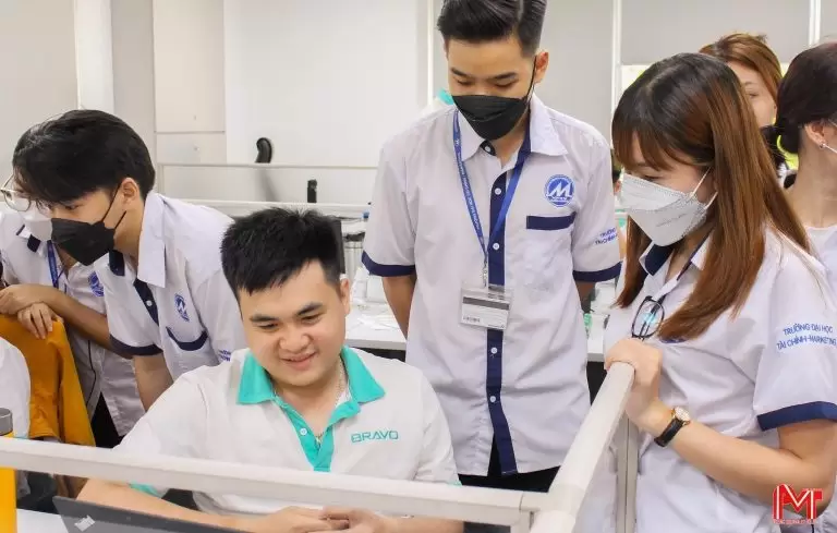 Sinh viên quan tâm đến các vị trí công việc tại sự kiện BRAVO Open Day