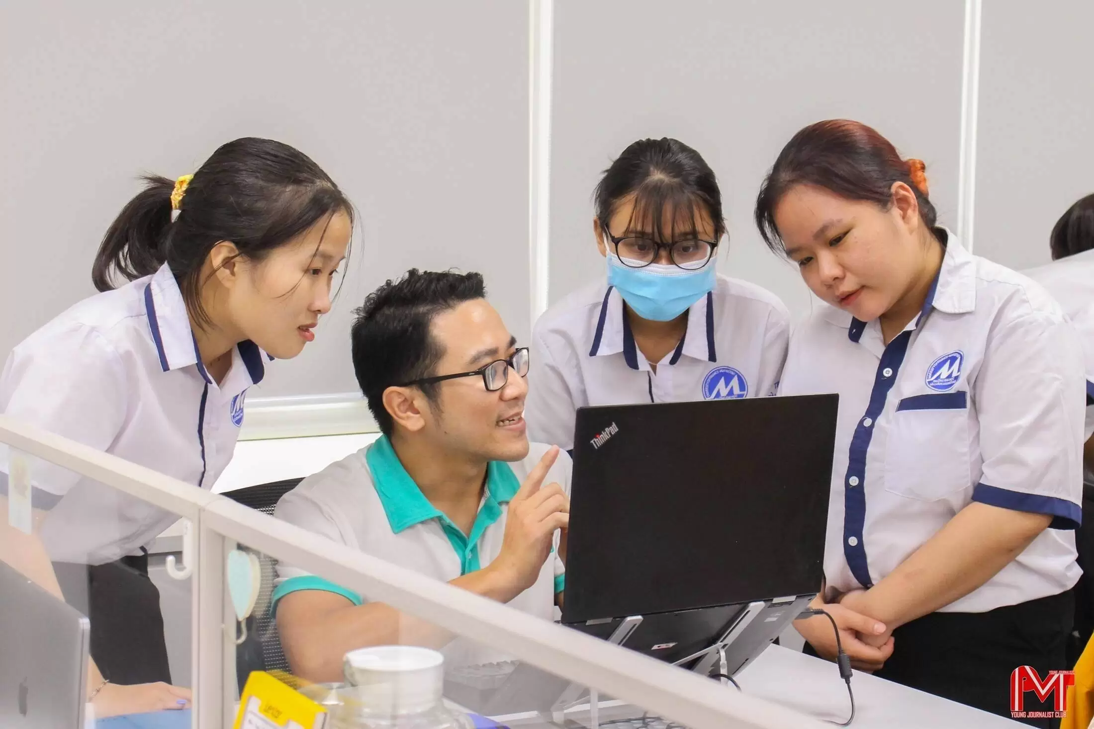 Sinh viên hào hứng tìm hiểu về BRAVO tại sự kiện Open Day 2023