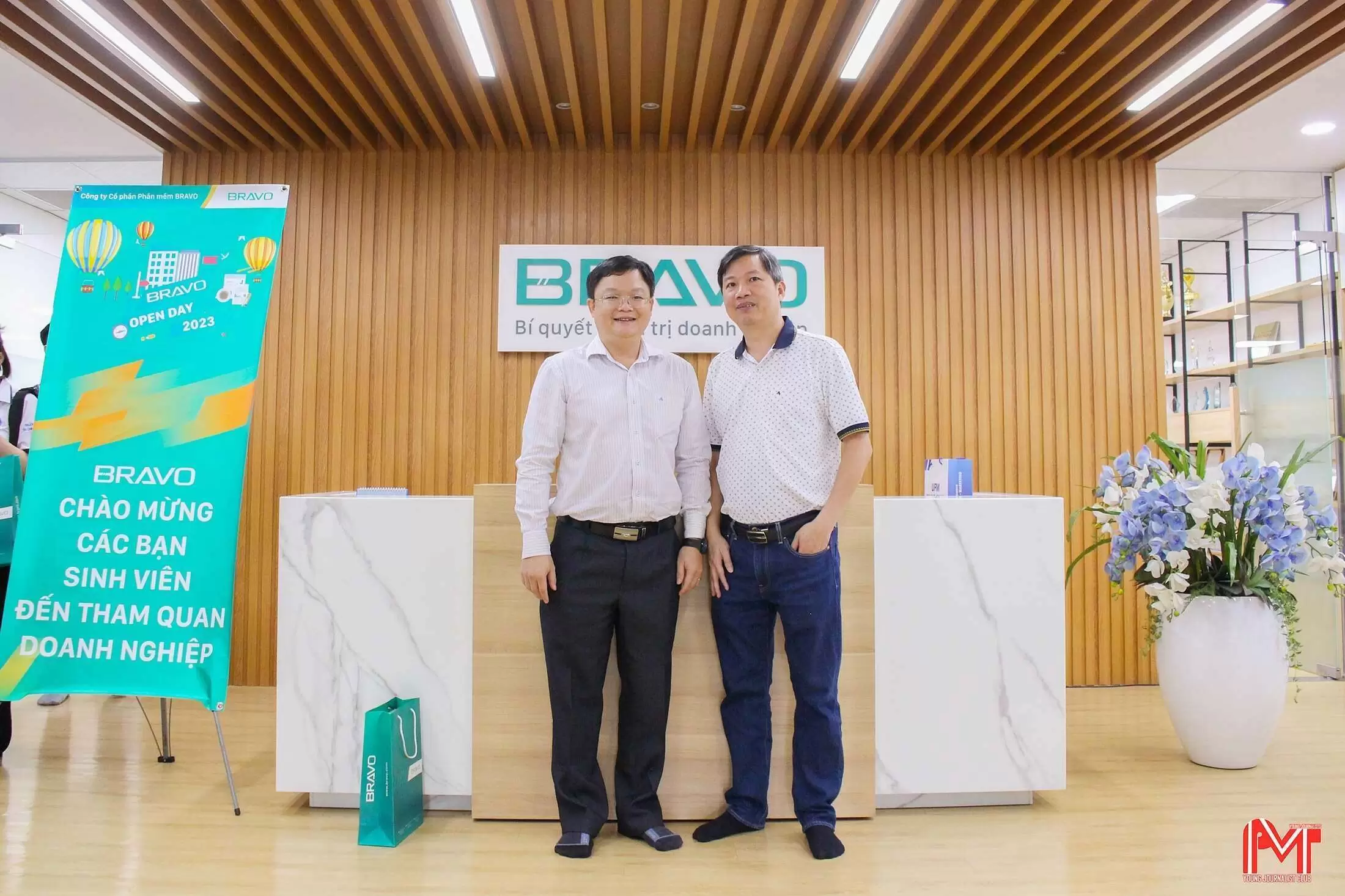 BLĐ Đại học Tài chính - Marketing chụp ảnh cùng BLD BRAVO HCM