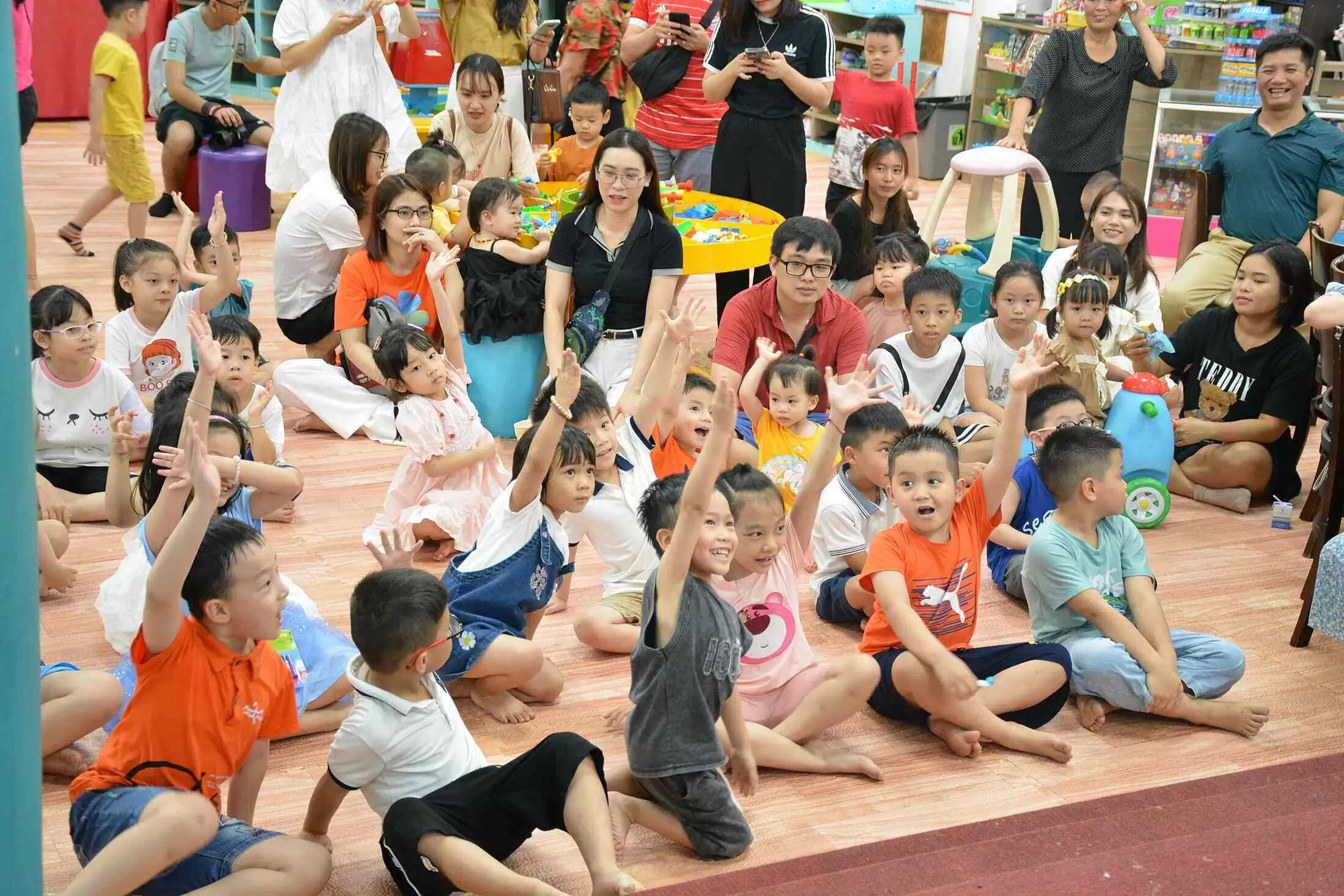 Các bé hào hứng tham gia trò chơi 1/6