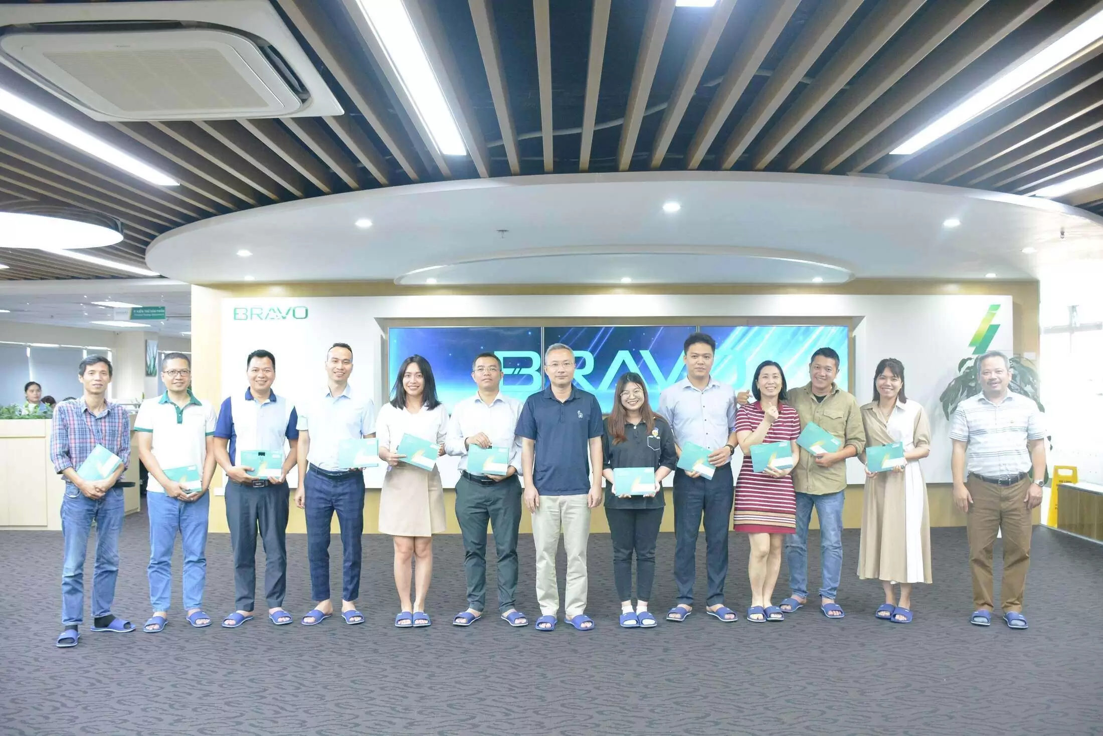 BRAVO Hn trao thiệp chúc mừng ngày quốc tế thiếu nhi thông qua các phụ huynh