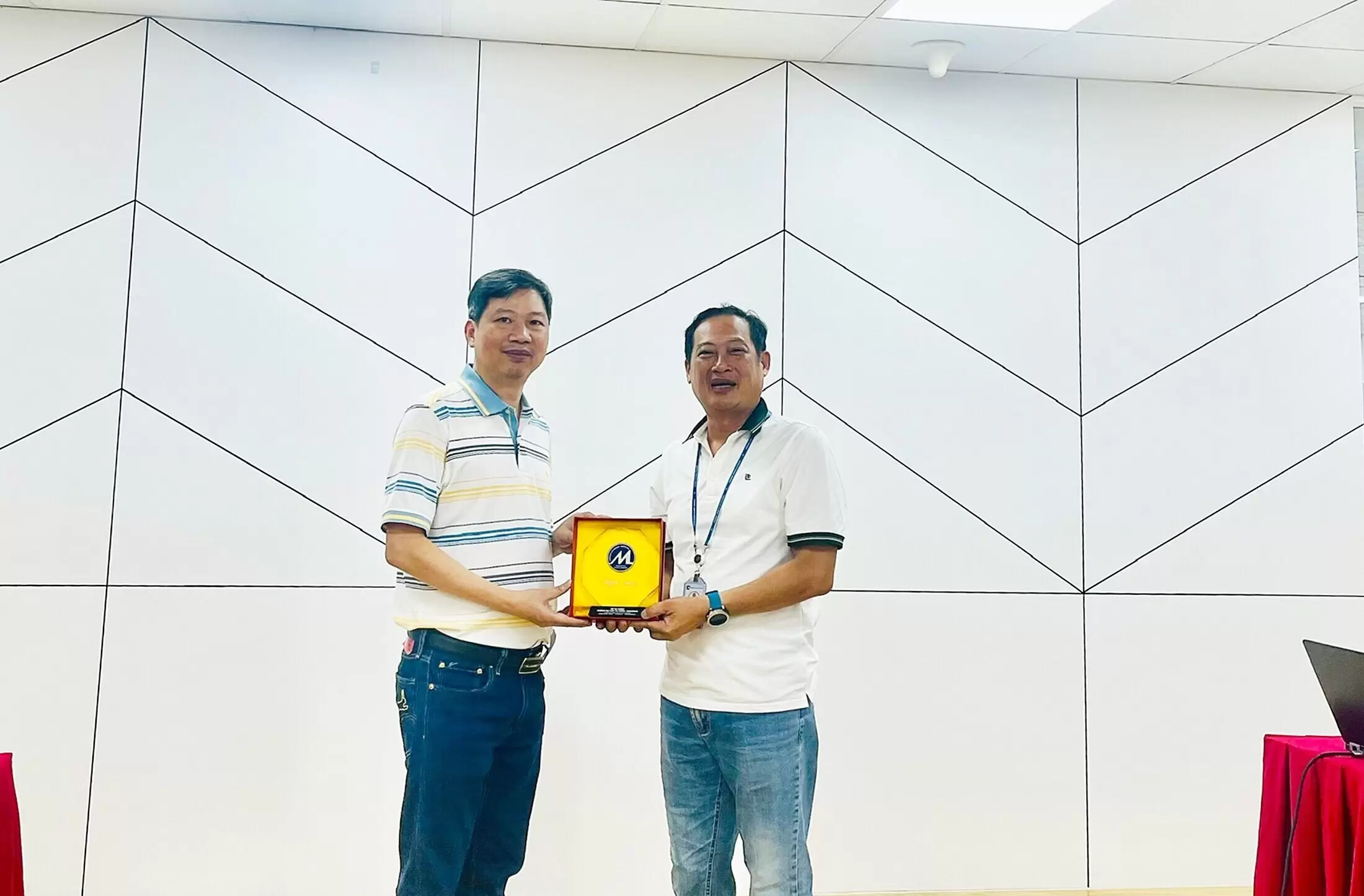 Đại diện ĐH Tài chính - Marketing tặng quà lưu niệm tới BRAVO T4/2023