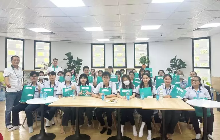 Sinh viên chụp ảnh lưu niệm tại BRAVO Open Day 2023