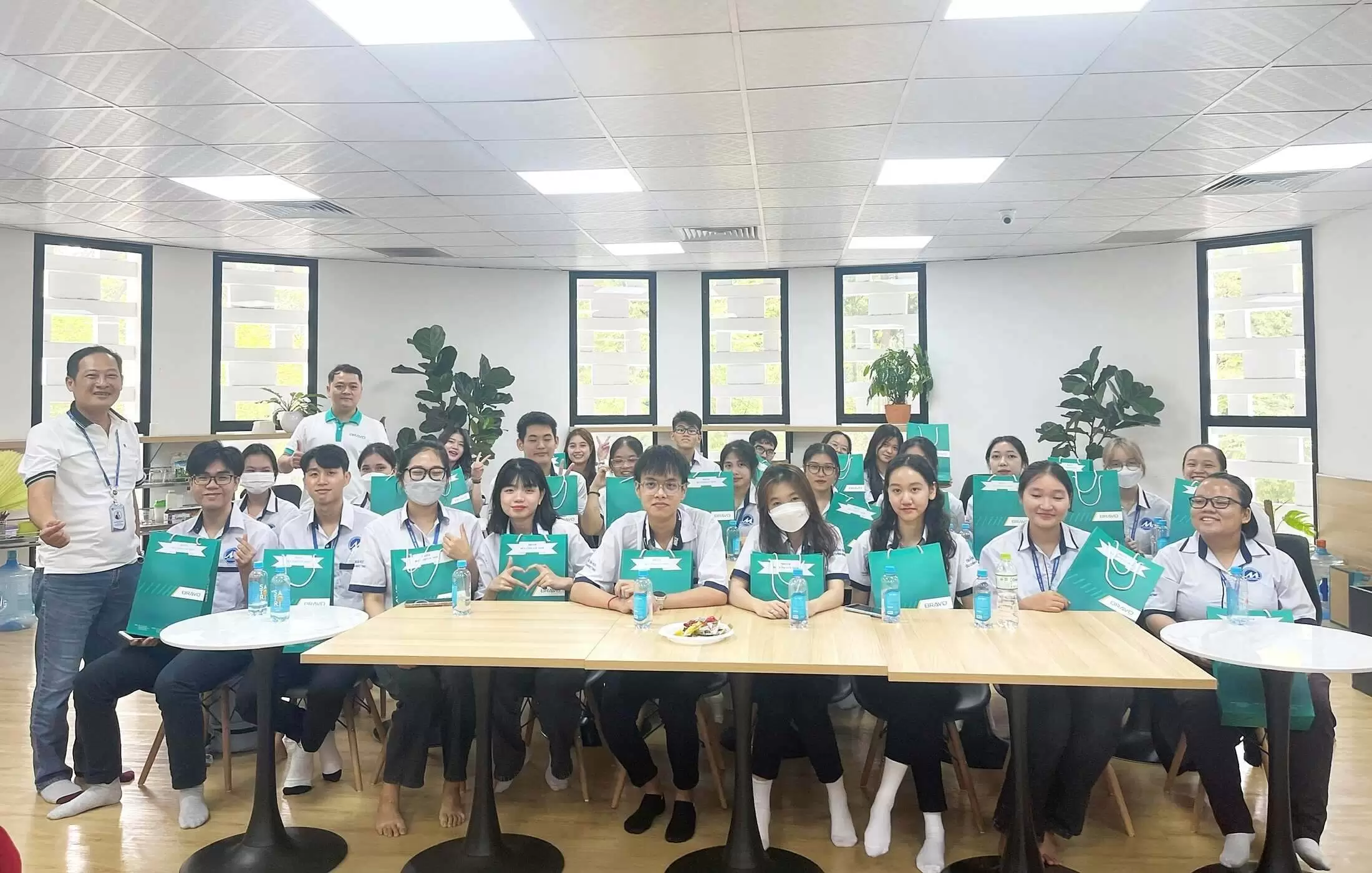 Sinh viên chụp ảnh lưu niệm tại BRAVO Open Day 2023