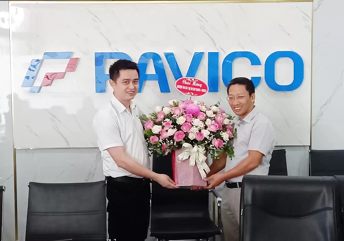 BRAVO tặng hoa chúc mừng PAVICO triển khai phần mềm BRAVO thành công