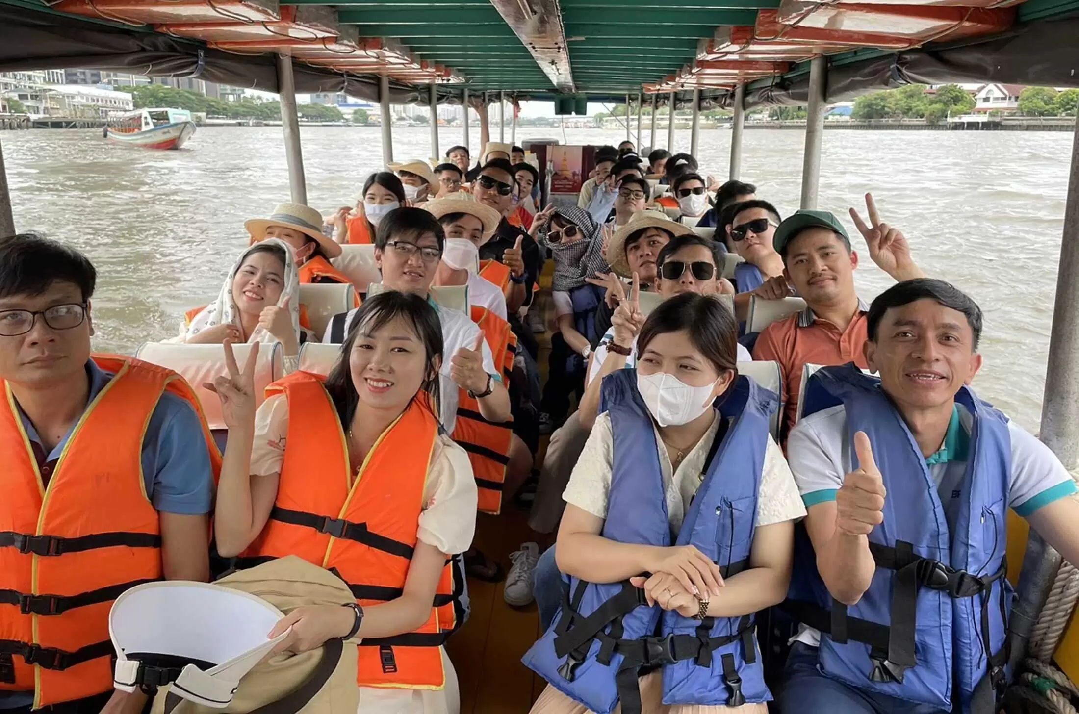 BRAVO ĐN du thuyền trên sông Chaophraya