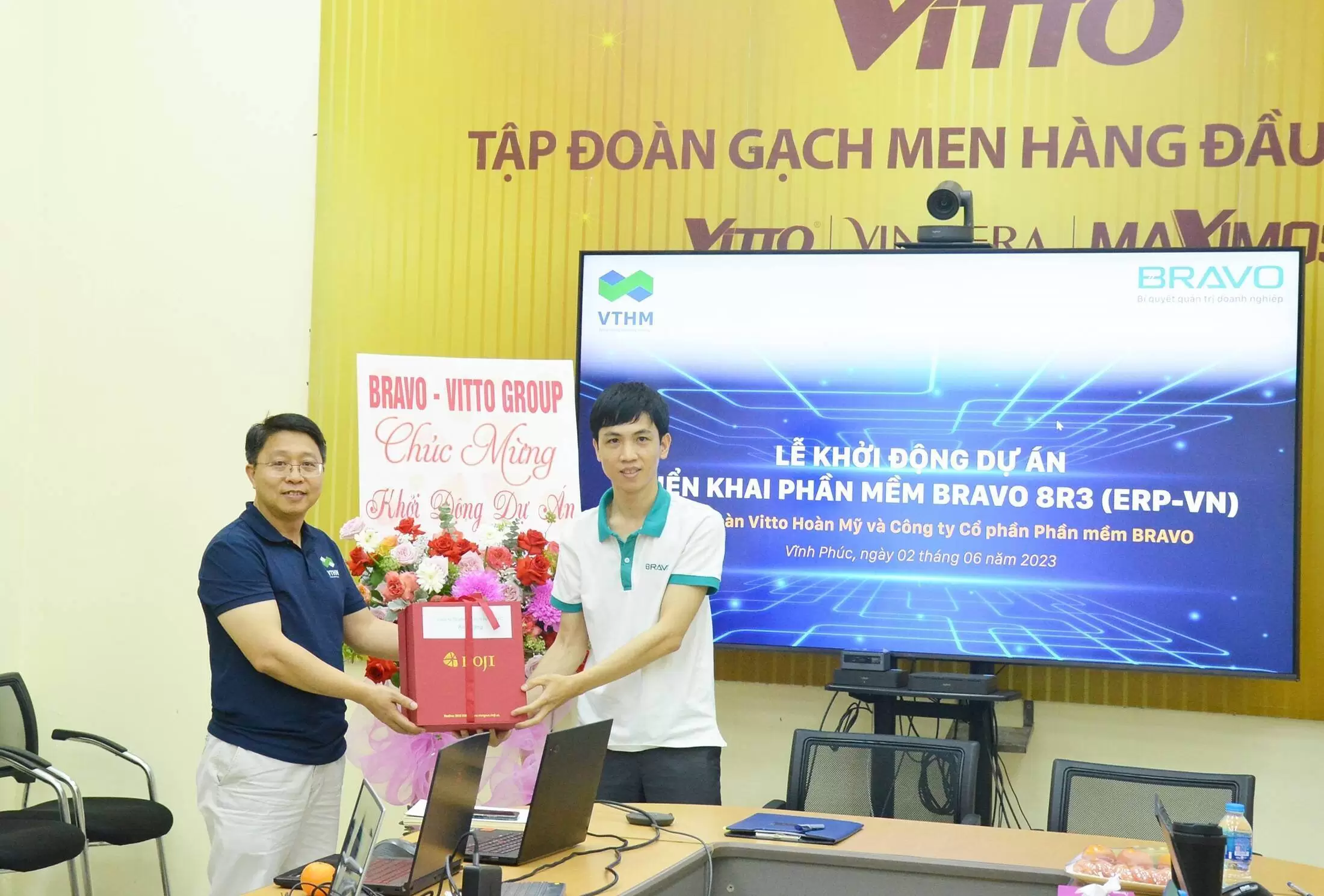 Đại diện BRAVO tặng hoa và quà lưu niệm cho đại diện BLĐ VITTO