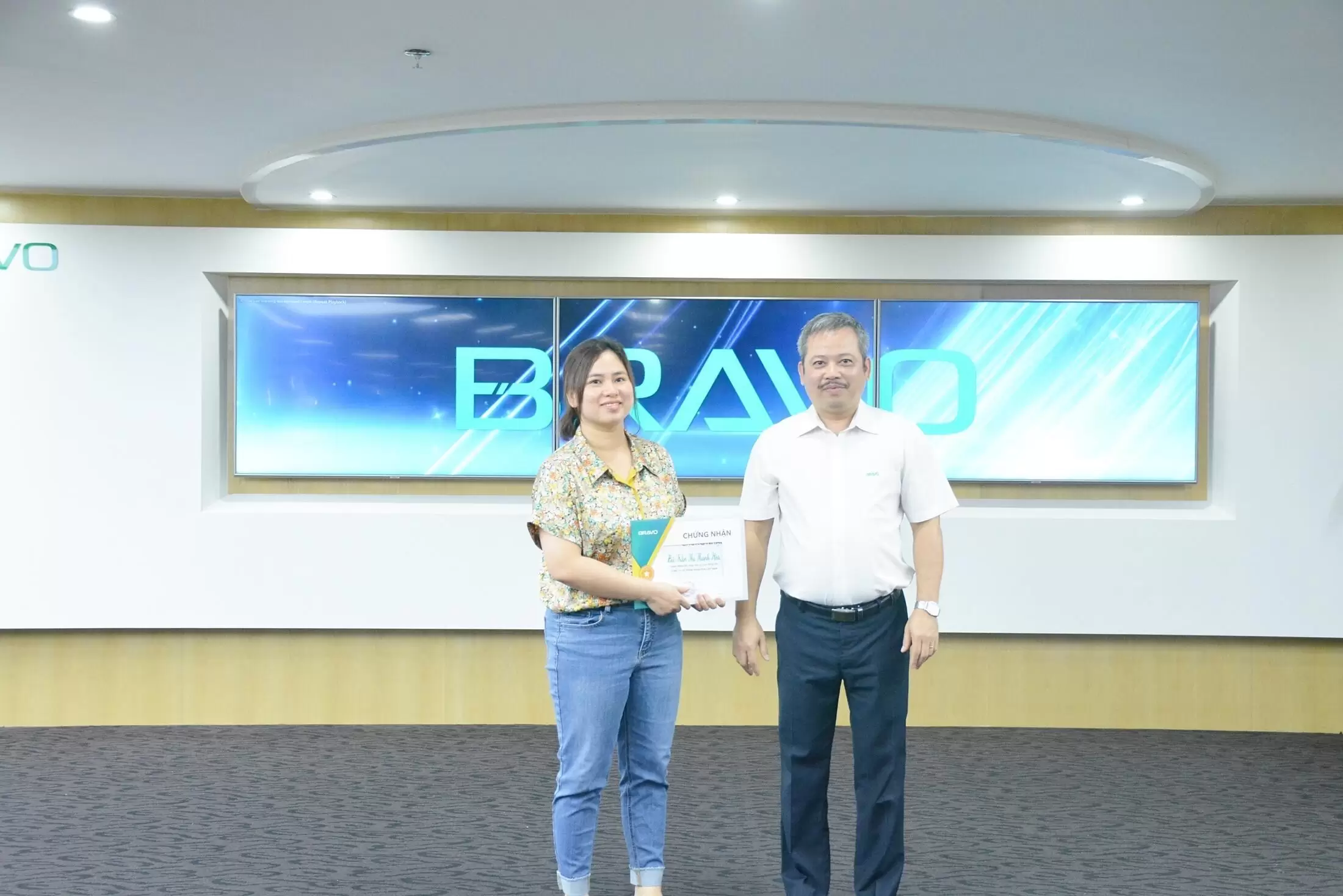 Thưởng nóng kinh doanh ký hợp đồng Công ty Xuân Hòa