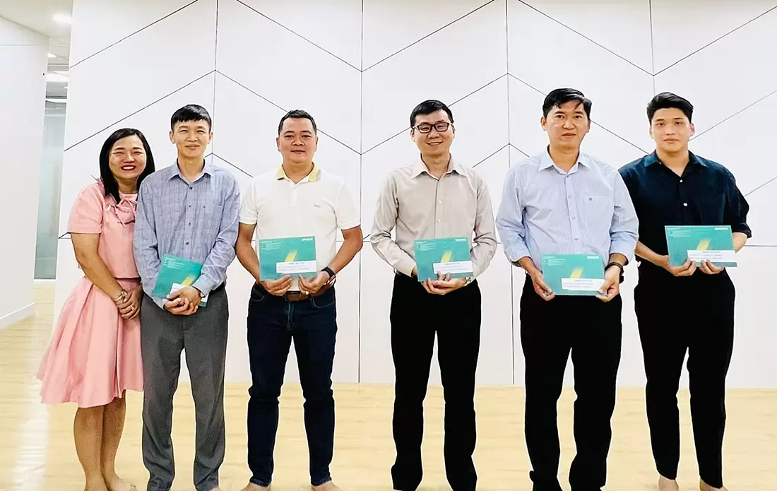 Khen thưởng thành tích các CBNV hoàn thành xuất sắc công việc 6 tháng đầu năm 2023