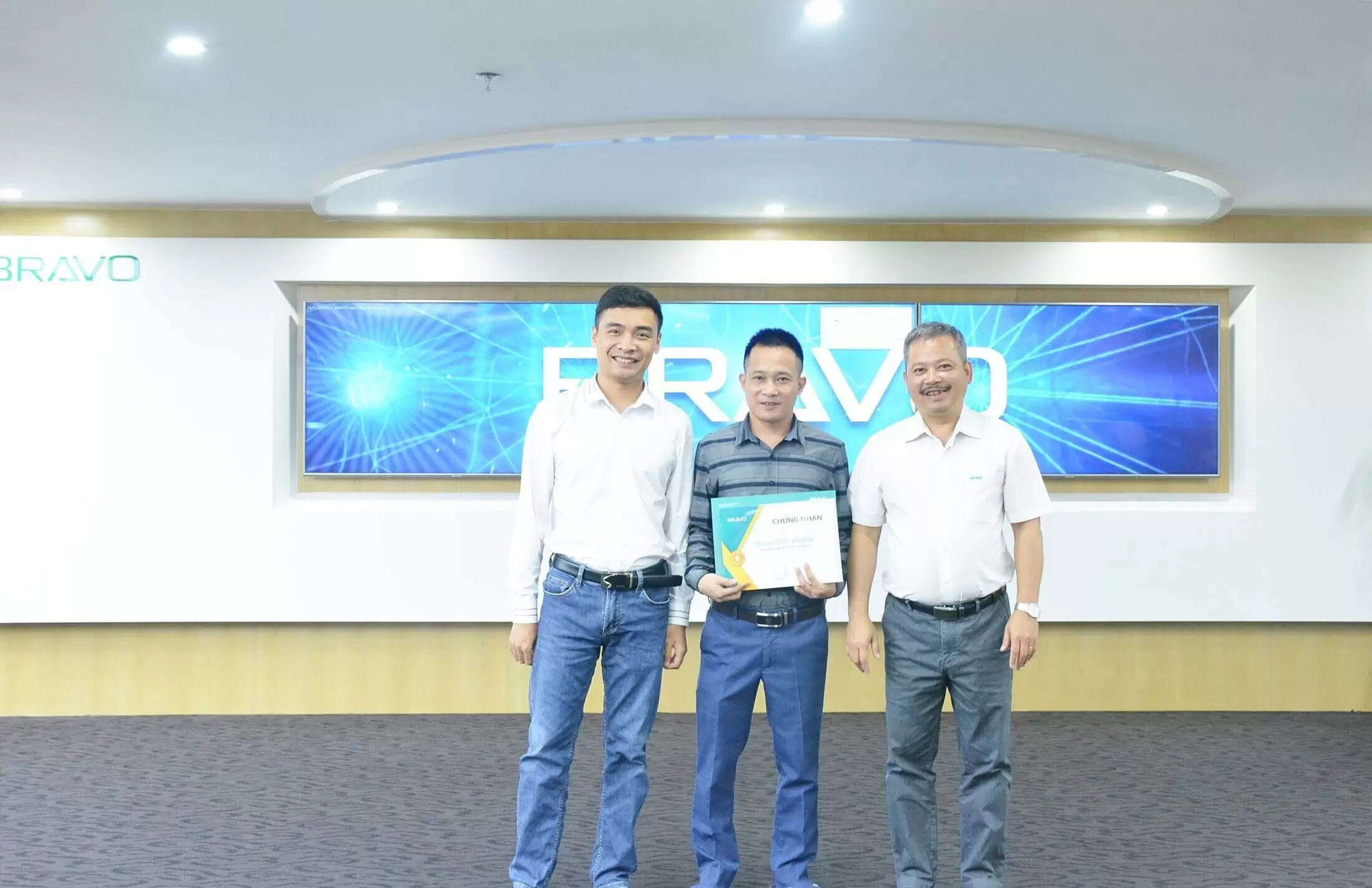 Thưởng nóng nhóm CBNV Kỹ thuật triển khai hợp đồng cho Công ty Palfinger