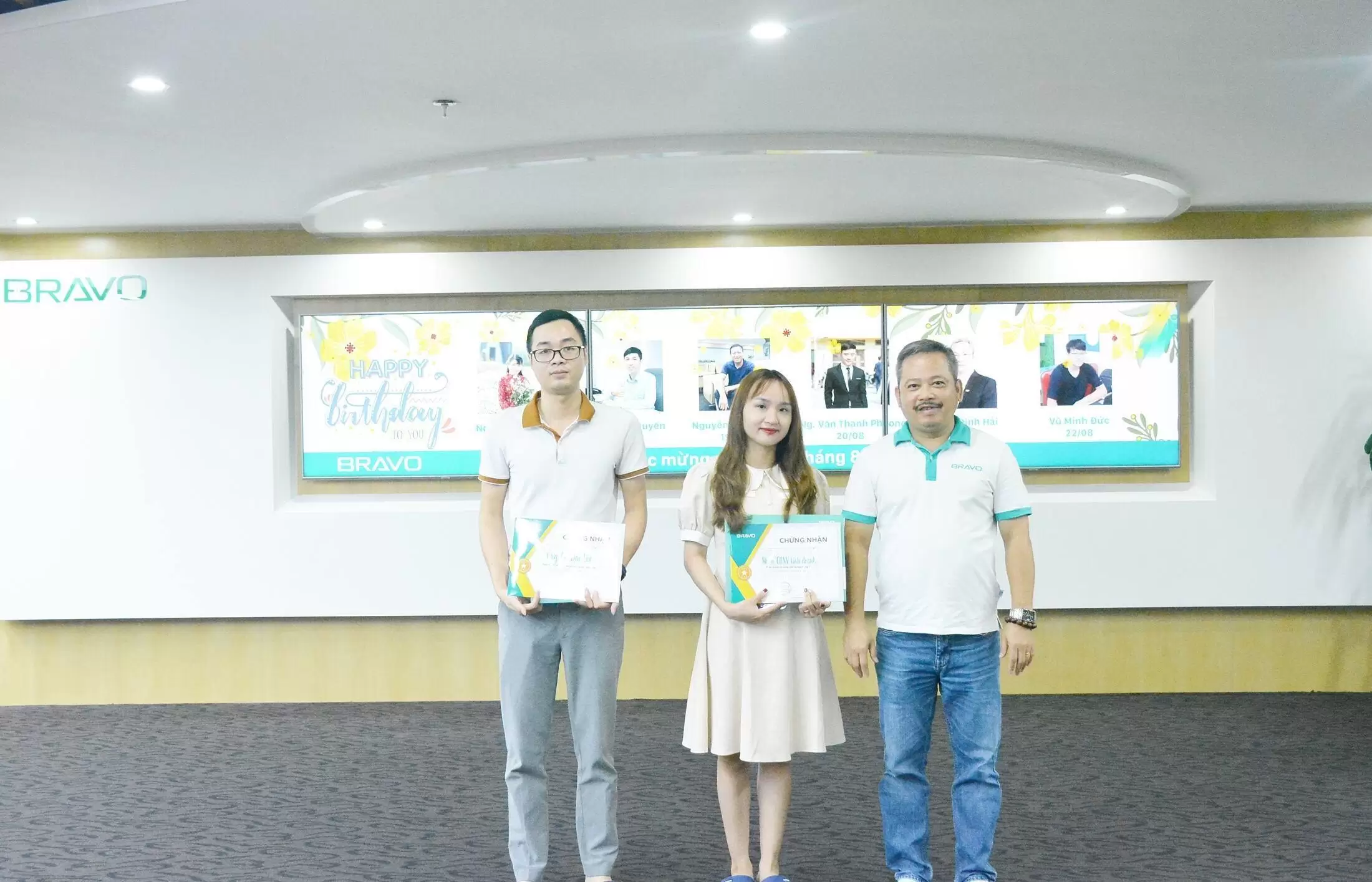 Thưởng nóng kinh doanh ký hợp đồng Nhựa Việt Nhật