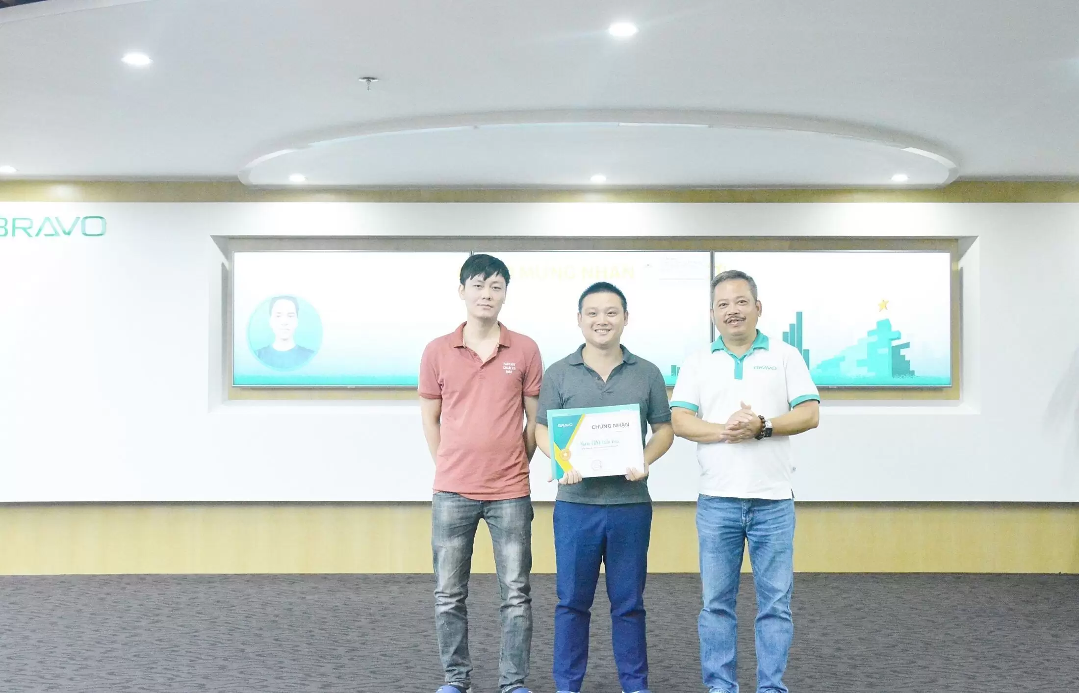 Thưởng nóng triển khai phần mềm BRAVO cho công ty Staaar