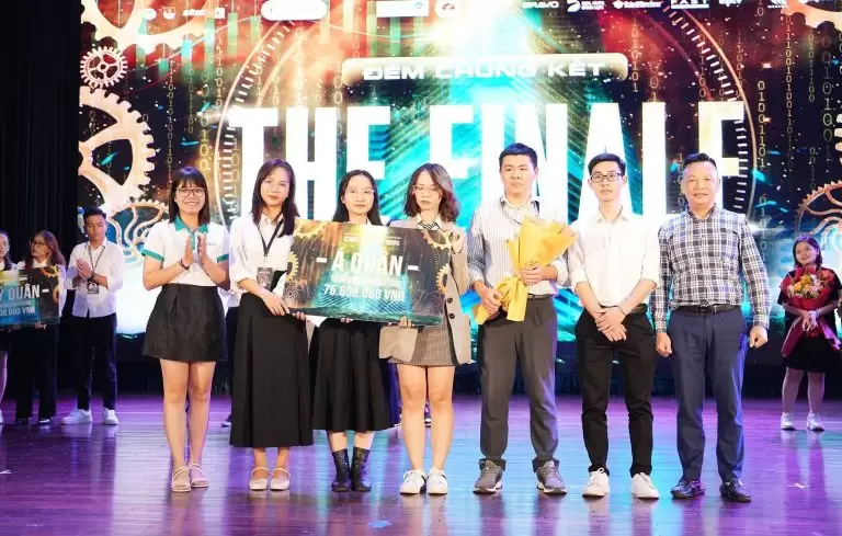 BRAVO trao giải Á quân cuộc thi deFrontier 2023