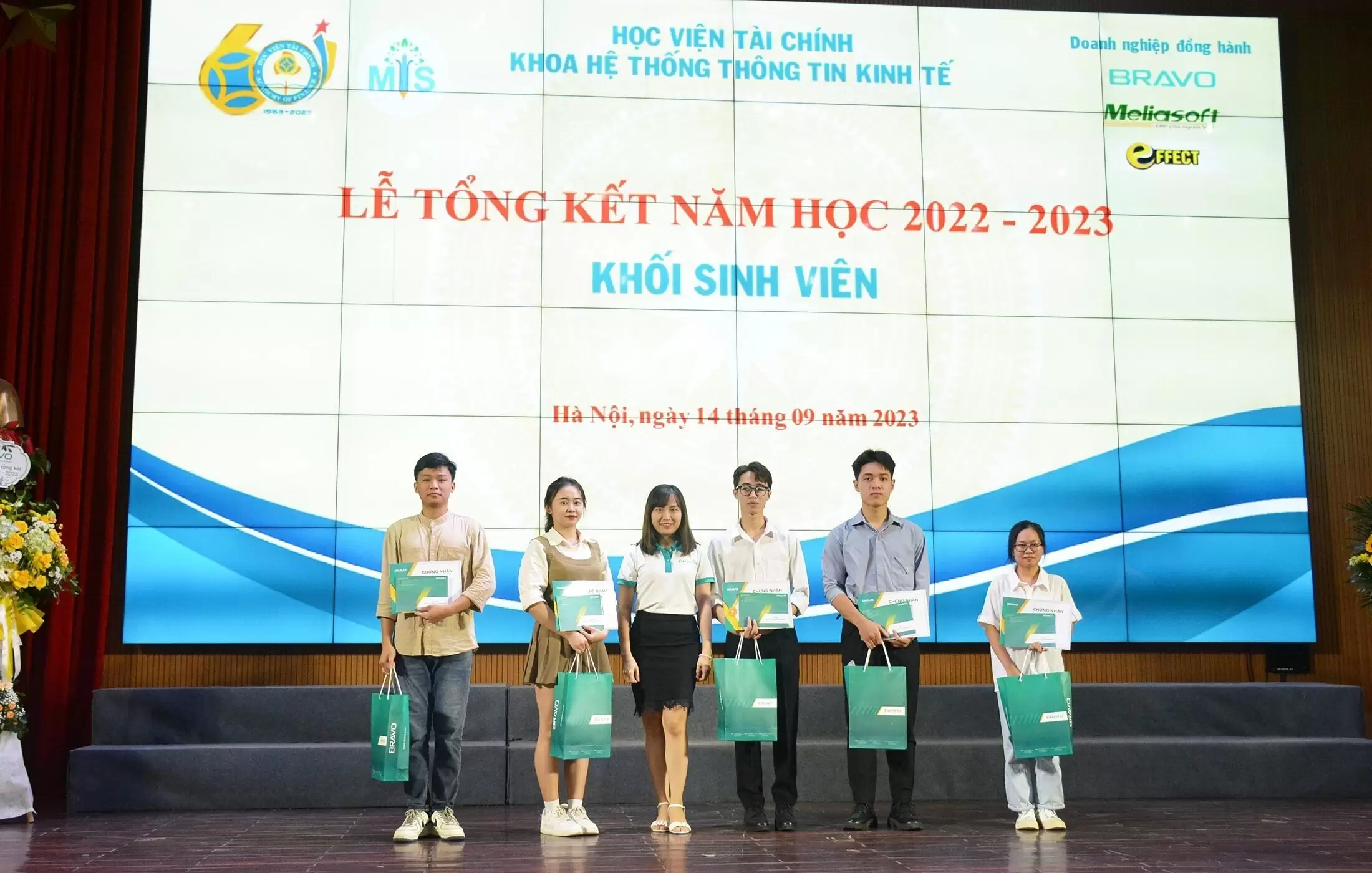 BRAVO trao học bổng cho sinh viên có thành tích xuất sắc trong năm học 2022-2023