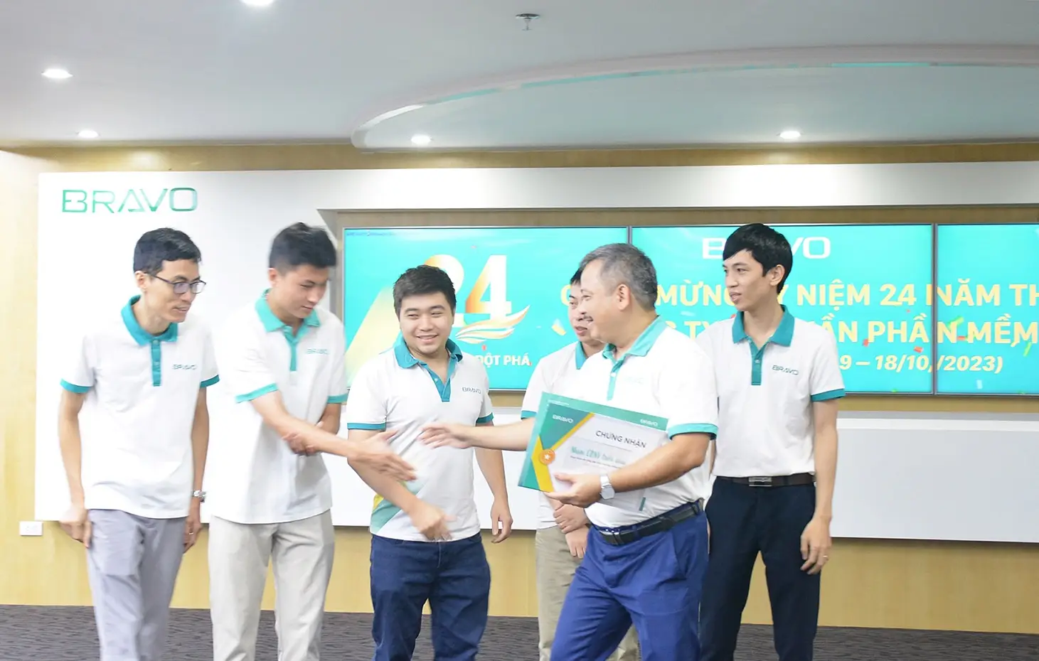 Khen thưởng nóng tháng 10/2023 tại BRAVO HN