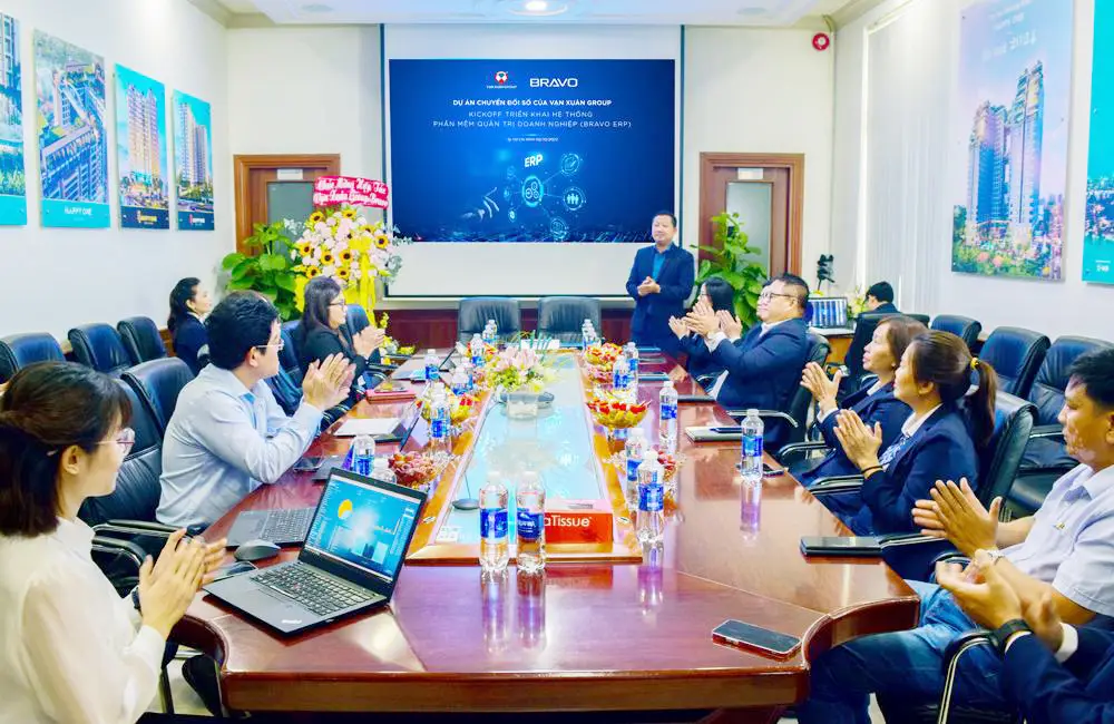 Ông Nguyễn Tùng Lâm – TV HĐQT kiêm P.TGĐ Vạn Xuân Group phát biểu tại buổi lễ Kick-off BRAVO ERP