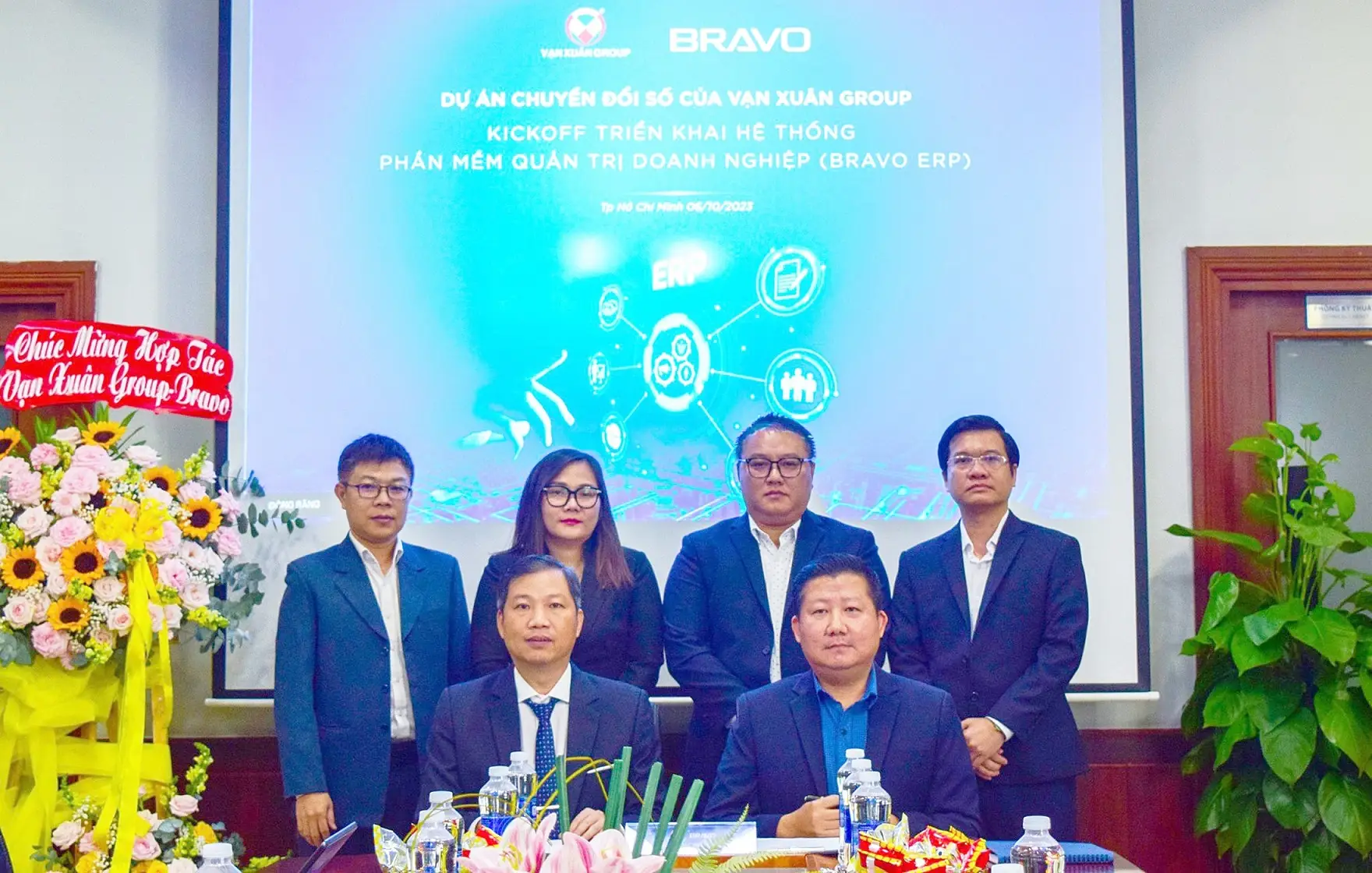 Đại diện Ban lãnh đạo BRAVO và Vạn Xuân Group ký kết hợp tác